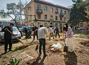 沈阳尊龙抖圈官网集团党员参与松泉社区“党员进社区”自愿清洁活动